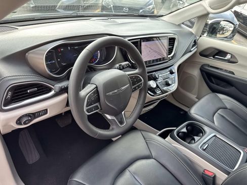 Used 2024 Chrysler Pacifica Limited FWD image 19