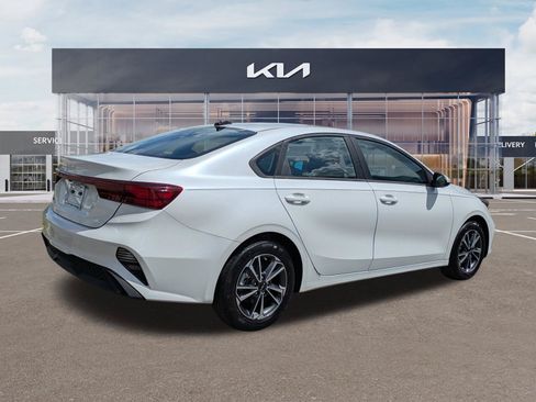 Certified 2024 Kia Forte LXS FWD image 4