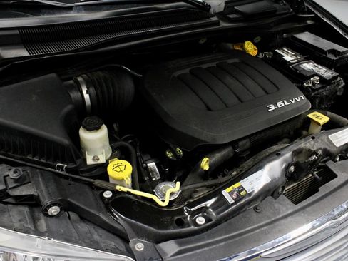 Used 2016 Chrysler Town & Country Touring FWD image 15