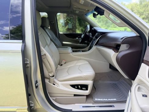 Used 2017 Cadillac Escalade Premium Luxury AWD/4WD image 18