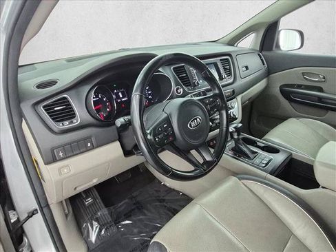 Used 2017 Kia Sedona LX w/ LX Essentials Premium Package FWD image 10