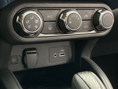 Used 2025 Nissan Versa SV image 31