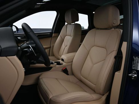 Certified 2026 Porsche Macan AWD/4WD image 5