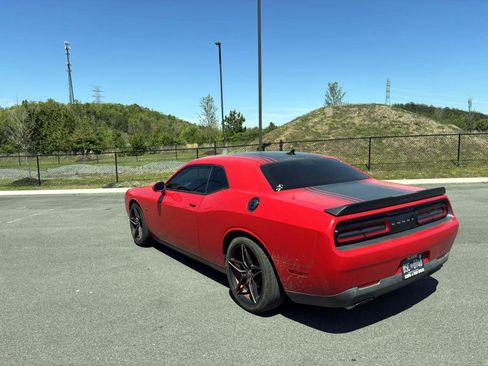 Used 2016 Dodge Challenger R/T image 3