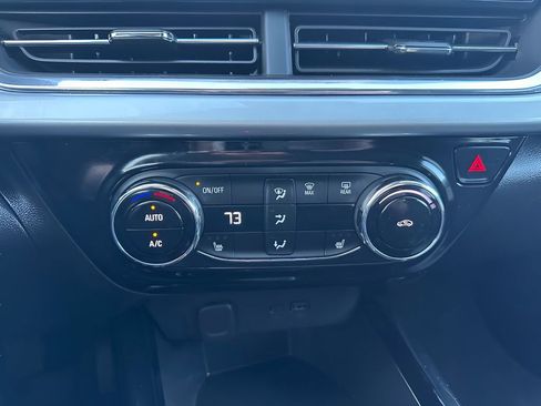 Used 2025 Chevrolet Trax LT w/ LT Convenience Package image 19