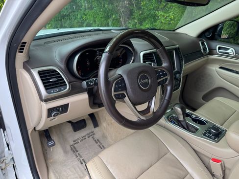 Used 2017 Jeep Grand Cherokee Overland AWD/4WD image 26