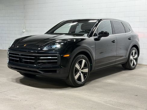 Certified 2024 Porsche Cayenne AWD/4WD image 1