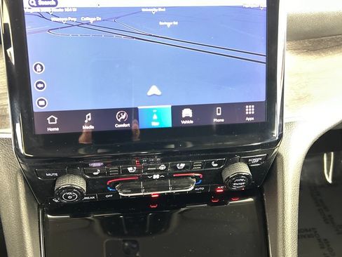 Used 2023 Jeep Grand Cherokee L Limited w/ Luxury Tech Group II AWD/4WD image 11