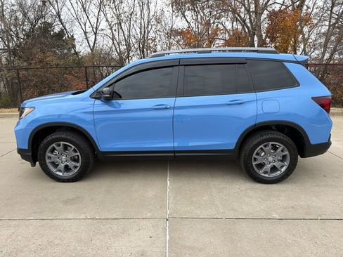 Used 2025 Honda Passport TrailSport image 2