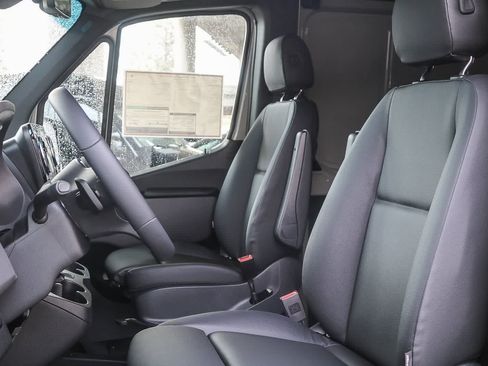 Used 2024 Mercedes-Benz Sprinter 2500 image 16