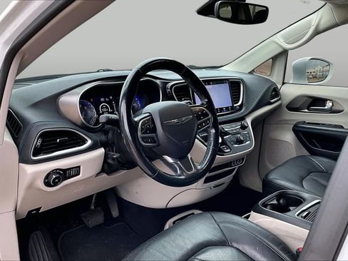 Used 2021 Chrysler Pacifica Touring-L FWD image 15