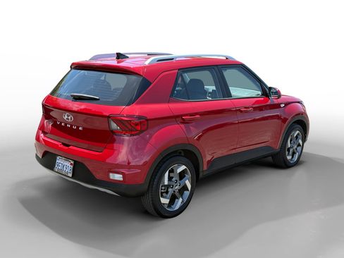 Certified 2022 Hyundai Venue SEL FWD image 5
