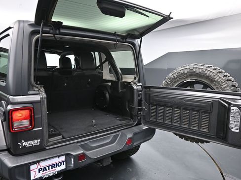 Used 2018 Jeep Wrangler Unlimited Sahara AWD/4WD image 33