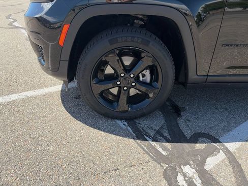 Used 2021 Jeep Grand Cherokee L Laredo AWD/4WD image 9
