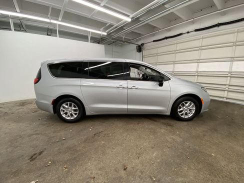 Used 2024 Chrysler Pacifica Touring-L FWD image 7