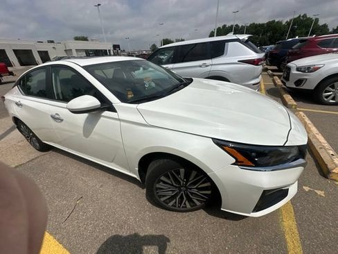 Used 2023 Nissan Altima 2.5 SV w/ SV Premium Package AWD/4WD image 3