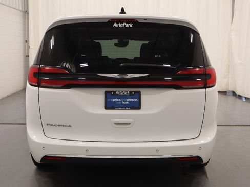 Used 2025 Chrysler Pacifica Select image 8