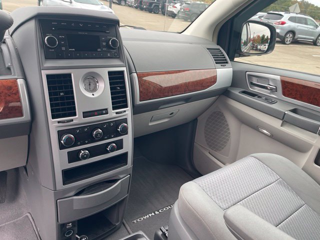 Used 2009 Chrysler Town & Country Touring FWD image 18