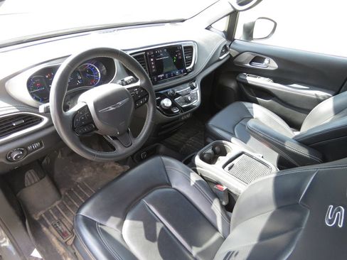 Used 2023 Chrysler Pacifica Touring-L w/ S Appearance Package FWD image 11