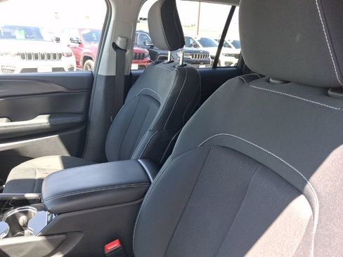 Used 2023 Jeep Grand Cherokee Laredo image 19