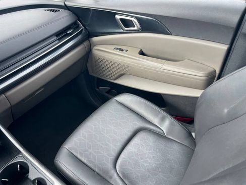 Used 2025 Kia Carnival FWD image 12