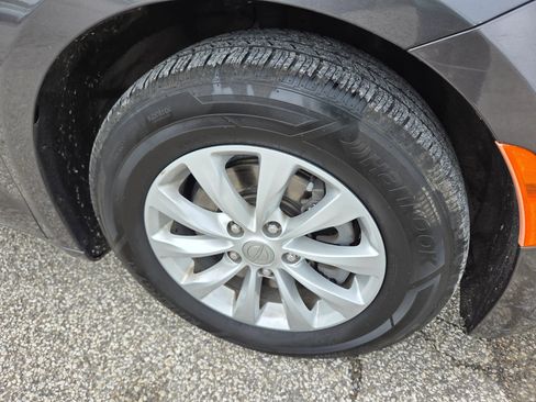Used 2017 Chrysler Pacifica Touring-L FWD image 13
