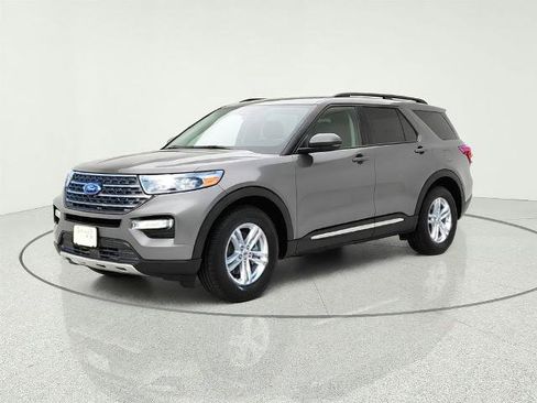 Certified 2021 Ford Explorer XLT w/ Equipment Group 202A RWD image 3