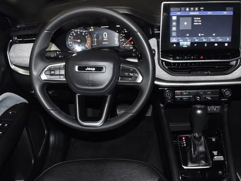 Used 2024 Jeep Compass Latitude image 13