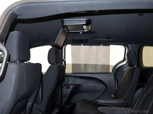 Used 2020 Chrysler Pacifica Touring w/ S Appearance Package FWD image 15
