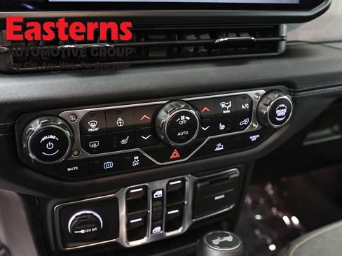 Used 2025 Jeep Wrangler Unlimited Sahara image 20