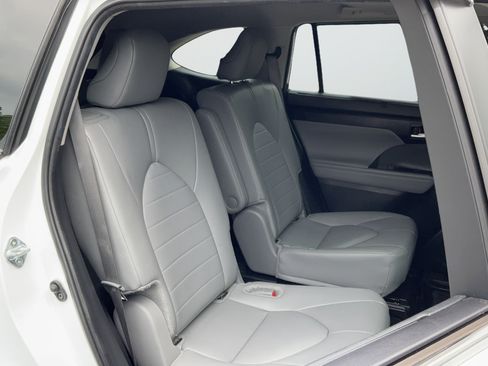 Used 2024 Toyota Highlander XLE FWD image 21