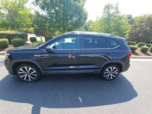 Used 2022 Volkswagen Taos SE FWD image 2