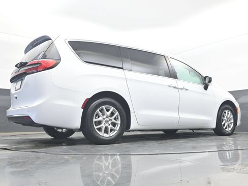 Used 2024 Chrysler Pacifica Touring-L FWD image 36