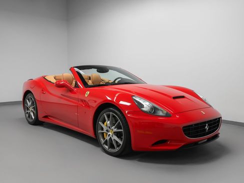 Used 2010 Ferrari California RWD image 20