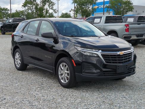 Used 2023 Chevrolet Equinox LS AWD/4WD image 2