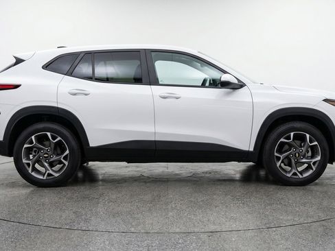 Used 2025 Chevrolet Trax LT FWD image 11