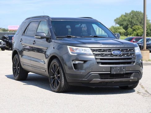 Used 2018 Ford Explorer XLT w/ Equipment Group 202A AWD/4WD image 4