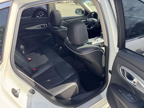 Used 2018 INFINITI Q70 Luxe RWD image 14