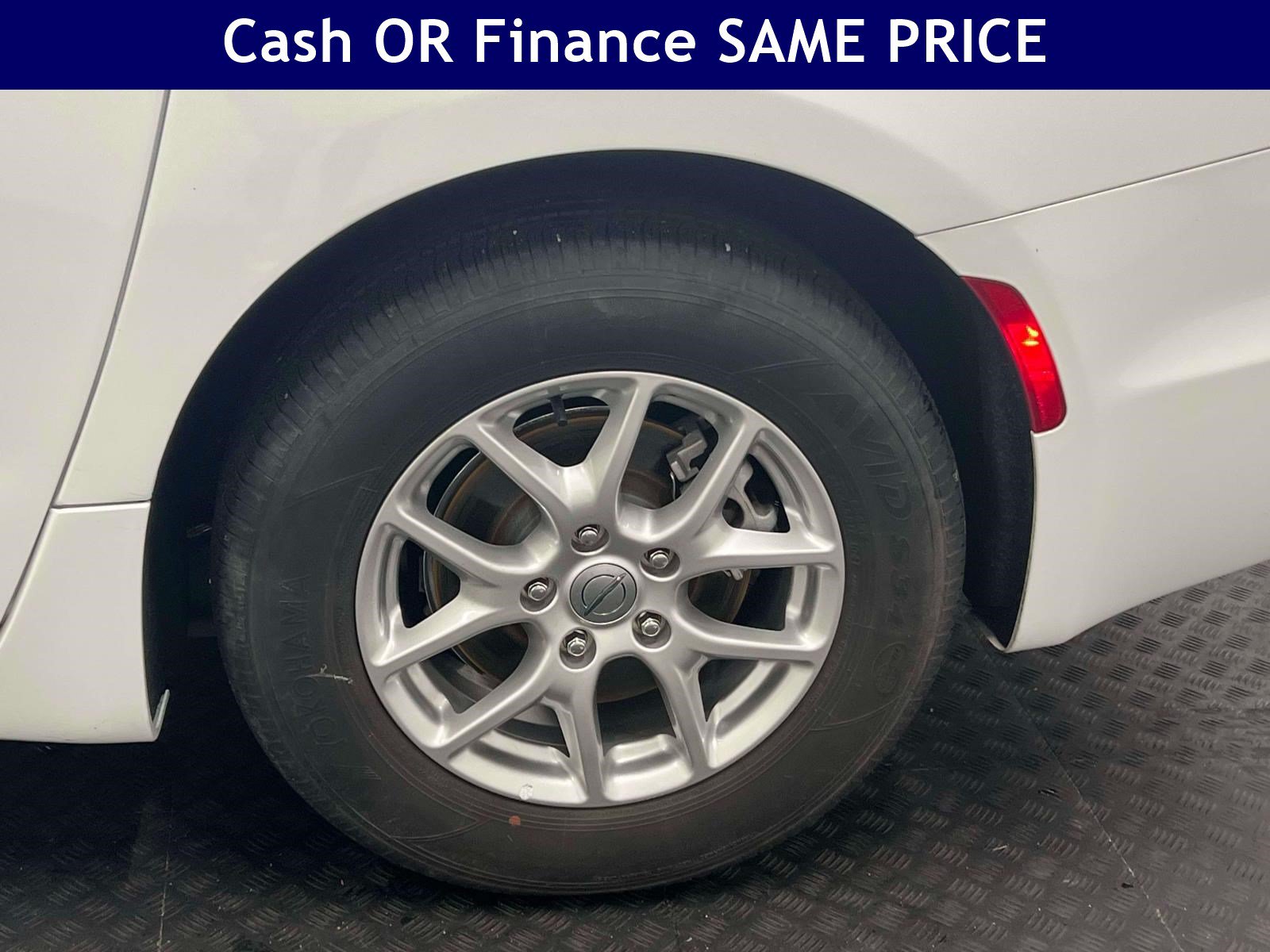 Used 2024 Chrysler Pacifica Touring-L FWD image 12