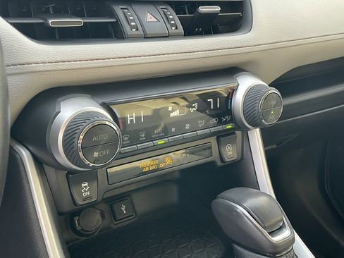 Used 2021 Toyota RAV4 XLE Premium image 17