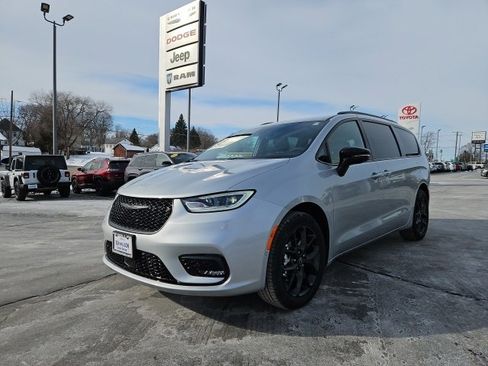 New 2026 Chrysler Pacifica Select image 4