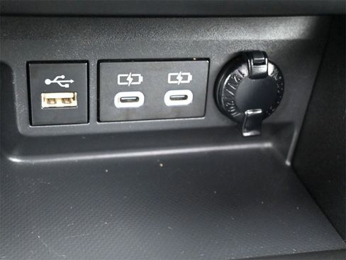 Used 2023 Toyota Highlander XLE image 15