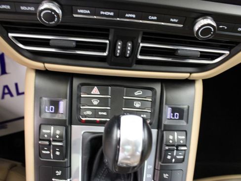 Used 2020 Porsche Macan AWD/4WD image 30