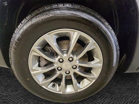 Used 2019 Jeep Cherokee Latitude Plus w/ Cold Weather Group image 11