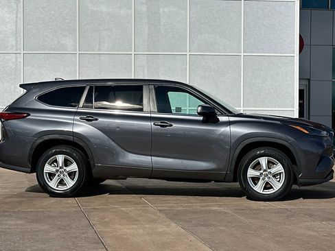 Used 2023 Toyota Highlander LE image 3