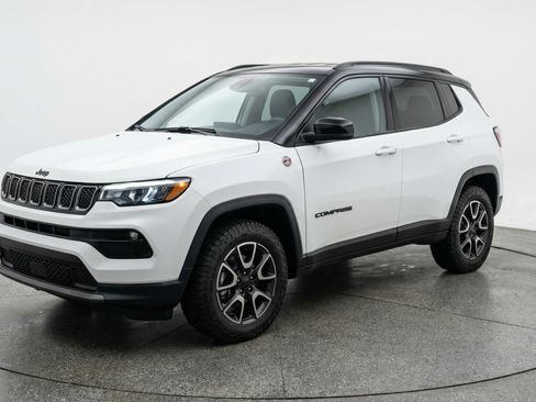 Used 2025 Jeep Compass Trailhawk AWD/4WD image 3
