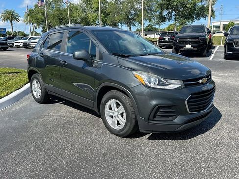 Used 2018 Chevrolet Trax LT w/ LT Convenience Package FWD image 3