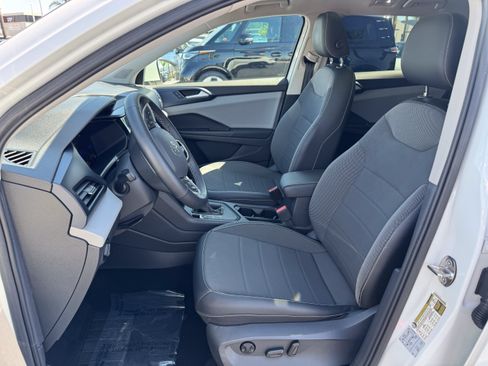 Used 2022 Volkswagen Taos SE w/ Panoramic Sunroof Package FWD image 16
