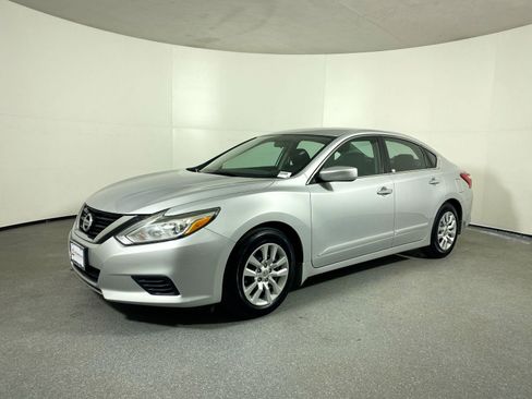 Used 2016 Nissan Altima 2.5 S w/ Power Driver Seat Package image 2