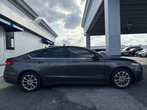 Used 2019 Ford Fusion SE FWD image 2
